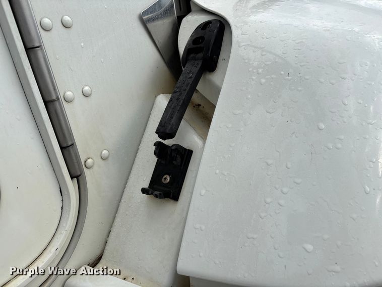 image for item ED2287 2011 Kenworth T370 digger derrick truck