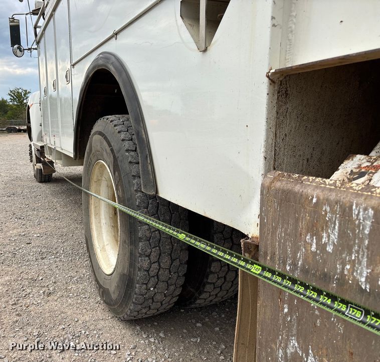 image for item ED2287 2011 Kenworth T370 digger derrick truck