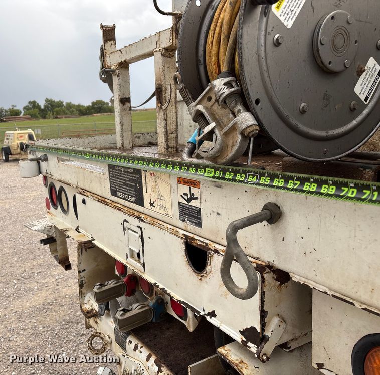 image for item ED2287 2011 Kenworth T370 digger derrick truck