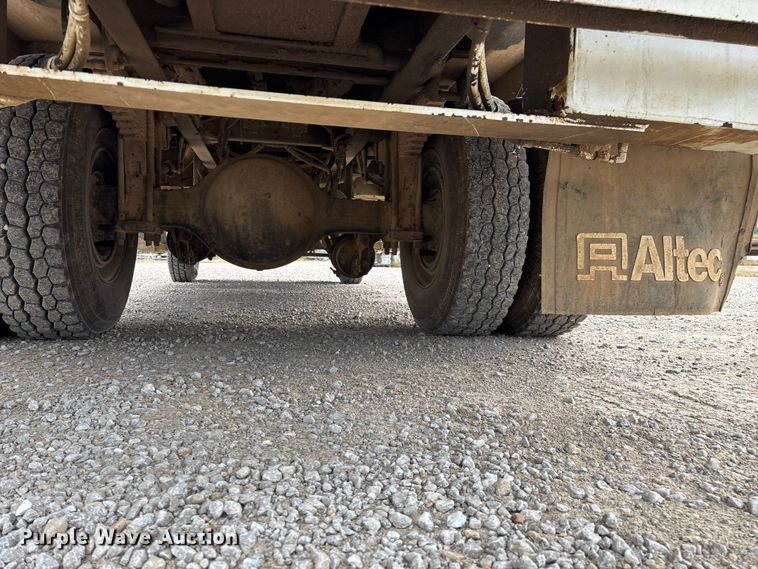 image for item ED2287 2011 Kenworth T370 digger derrick truck