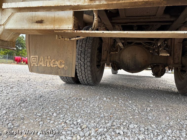 image for item ED2287 2011 Kenworth T370 digger derrick truck