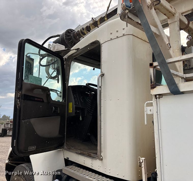 image for item ED2287 2011 Kenworth T370 digger derrick truck