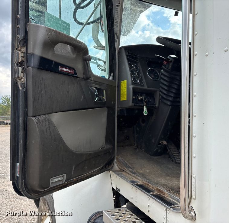 image for item ED2287 2011 Kenworth T370 digger derrick truck