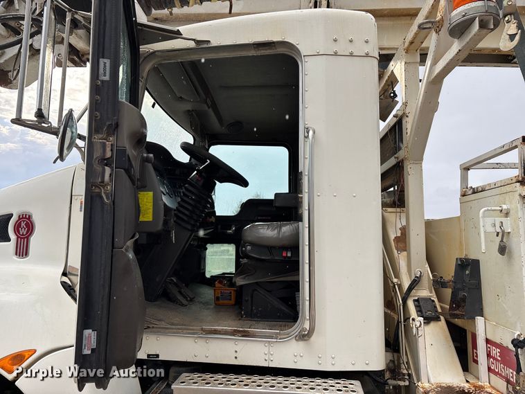image for item ED2287 2011 Kenworth T370 digger derrick truck