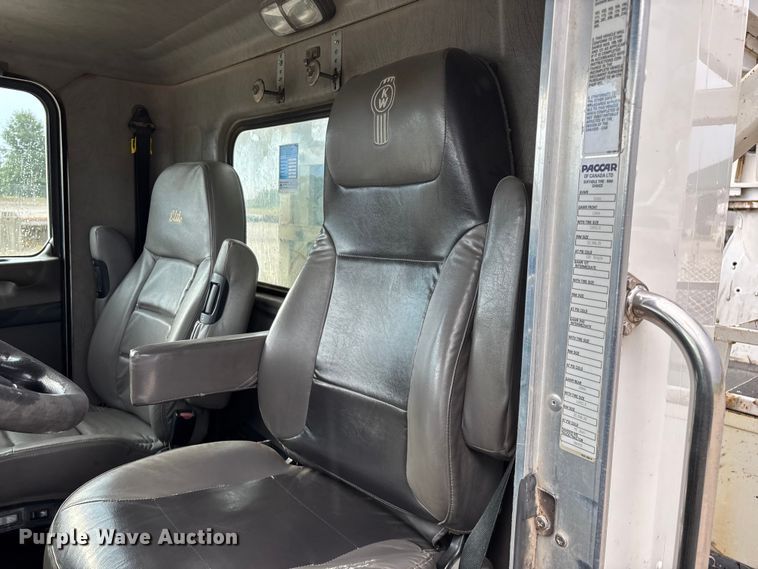 image for item ED2287 2011 Kenworth T370 digger derrick truck