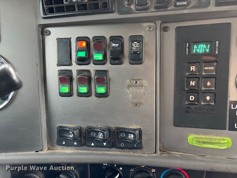 image for item ED2287 2011 Kenworth T370 digger derrick truck