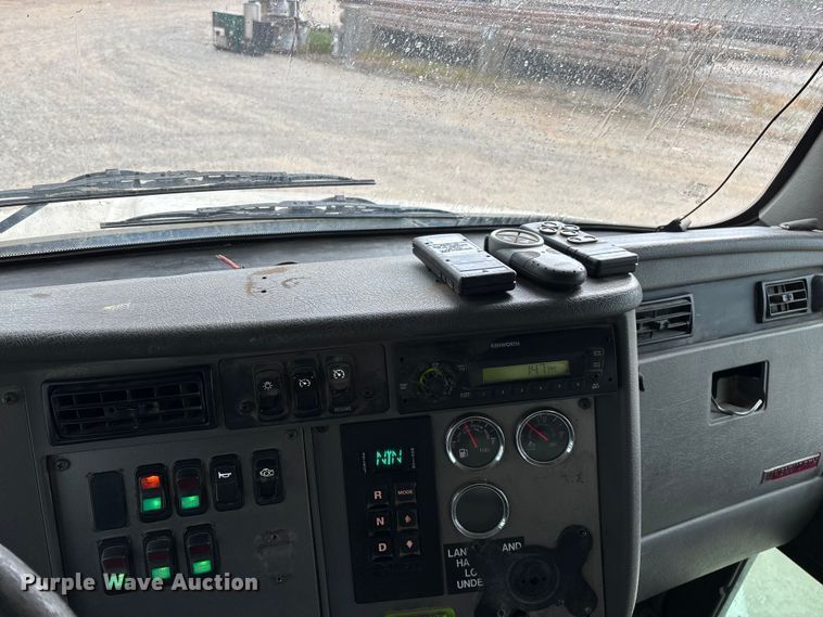 image for item ED2287 2011 Kenworth T370 digger derrick truck