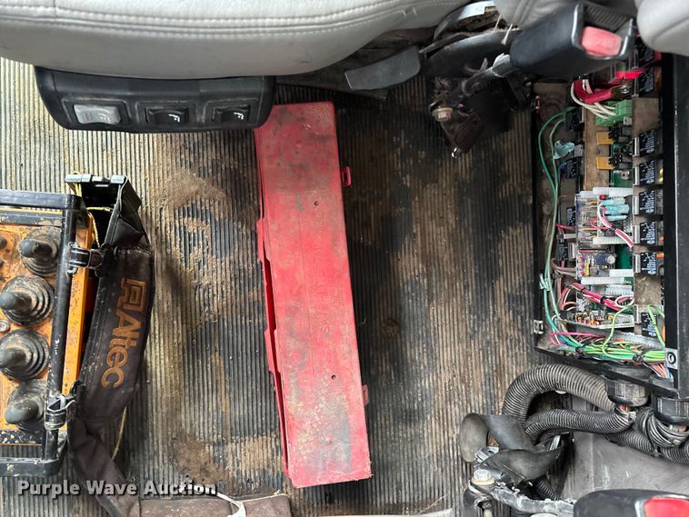 image for item ED2287 2011 Kenworth T370 digger derrick truck