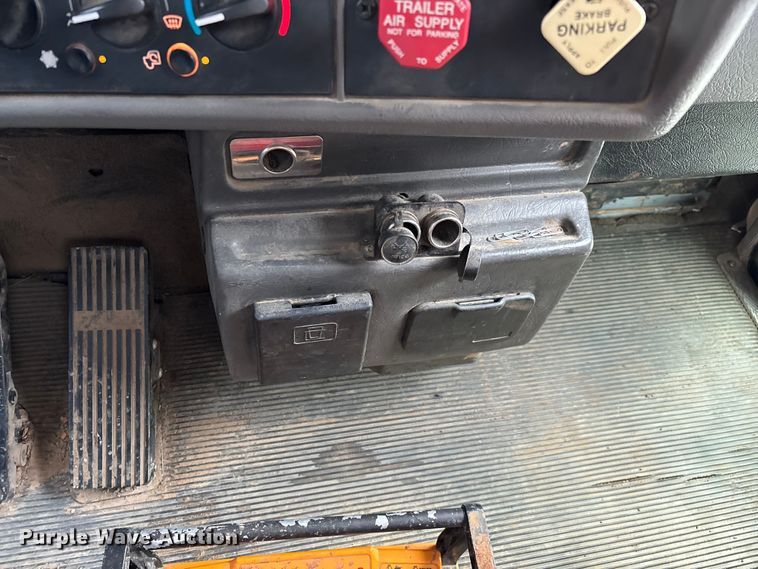 image for item ED2287 2011 Kenworth T370 digger derrick truck