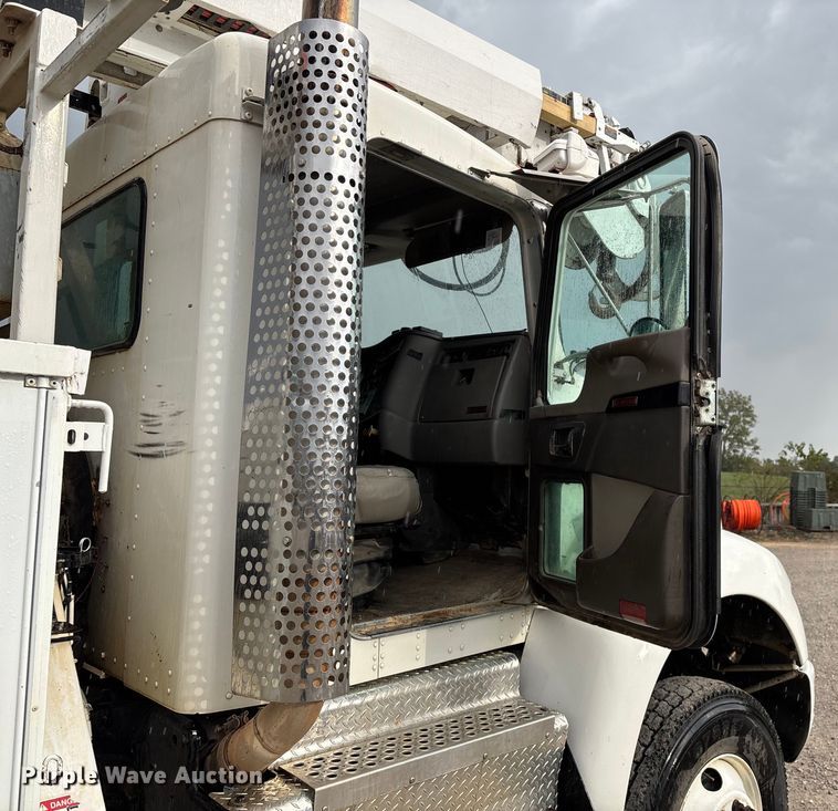 image for item ED2287 2011 Kenworth T370 digger derrick truck