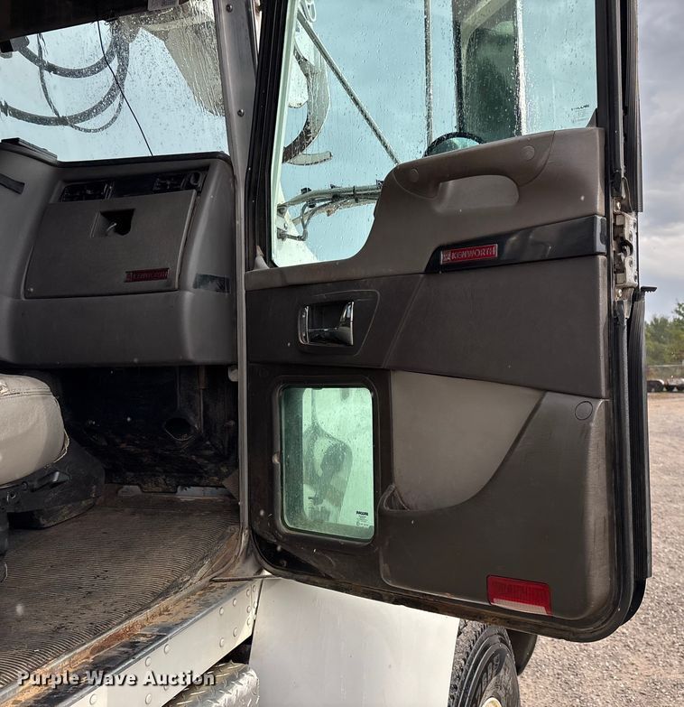 image for item ED2287 2011 Kenworth T370 digger derrick truck