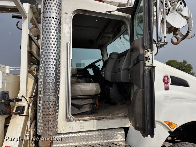 image for item ED2287 2011 Kenworth T370 digger derrick truck