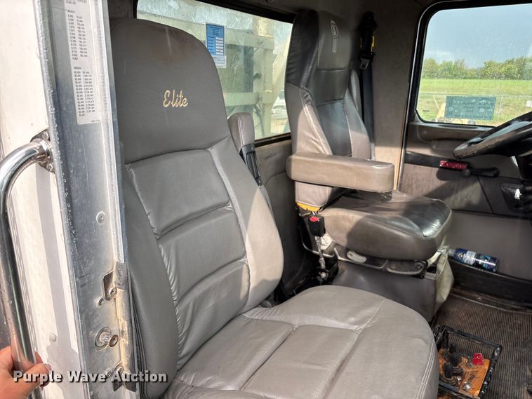 image for item ED2287 2011 Kenworth T370 digger derrick truck