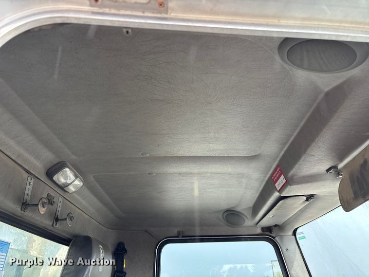 image for item ED2287 2011 Kenworth T370 digger derrick truck