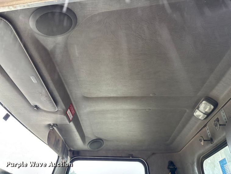 image for item ED2287 2011 Kenworth T370 digger derrick truck