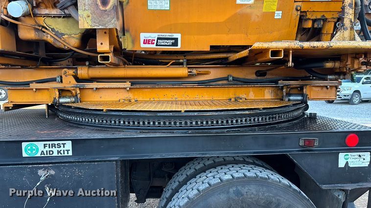 image for item ED2300 1992 Ford F700 pressure digger truck