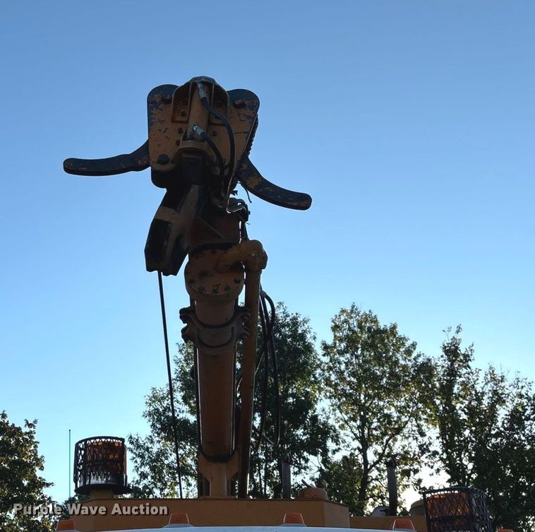 image for item ED2300 1992 Ford F700 pressure digger truck