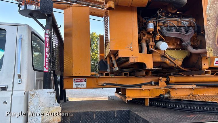 image for item ED2300 1992 Ford F700 pressure digger truck