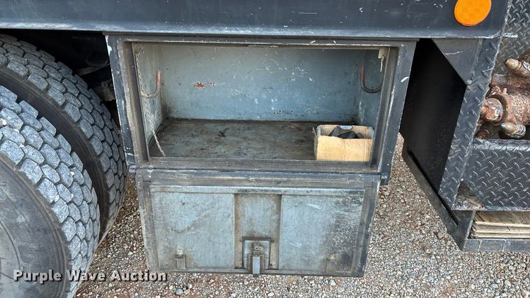 image for item ED2300 1992 Ford F700 pressure digger truck