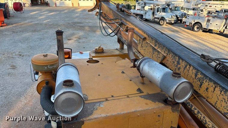 image for item ED2300 1992 Ford F700 pressure digger truck