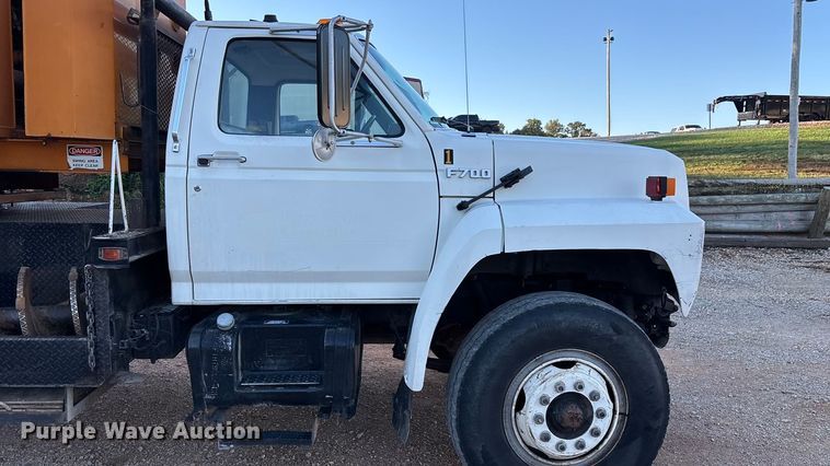 image for item ED2300 1992 Ford F700 pressure digger truck