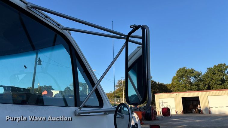 image for item ED2300 1992 Ford F700 pressure digger truck