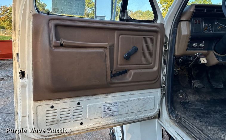 image for item ED2300 1992 Ford F700 pressure digger truck