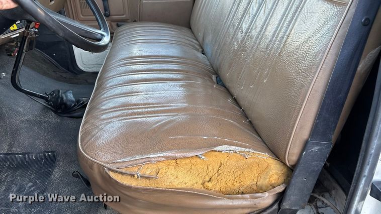 image for item ED2300 1992 Ford F700 pressure digger truck