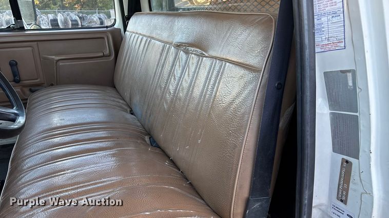 image for item ED2300 1992 Ford F700 pressure digger truck