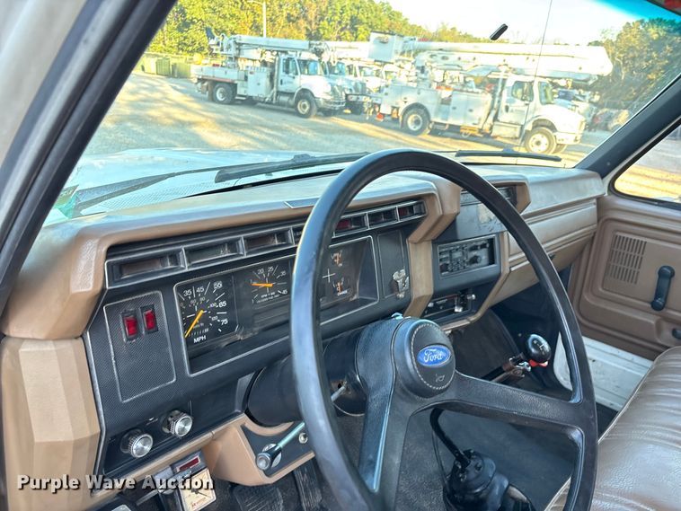 image for item ED2300 1992 Ford F700 pressure digger truck