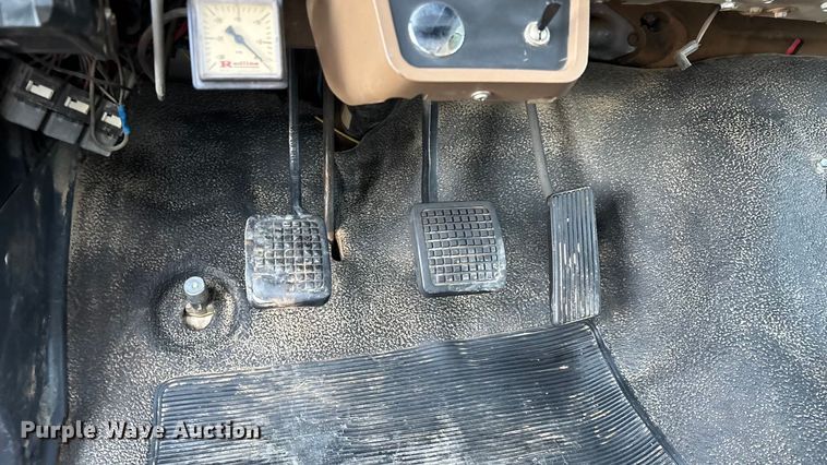 image for item ED2300 1992 Ford F700 pressure digger truck