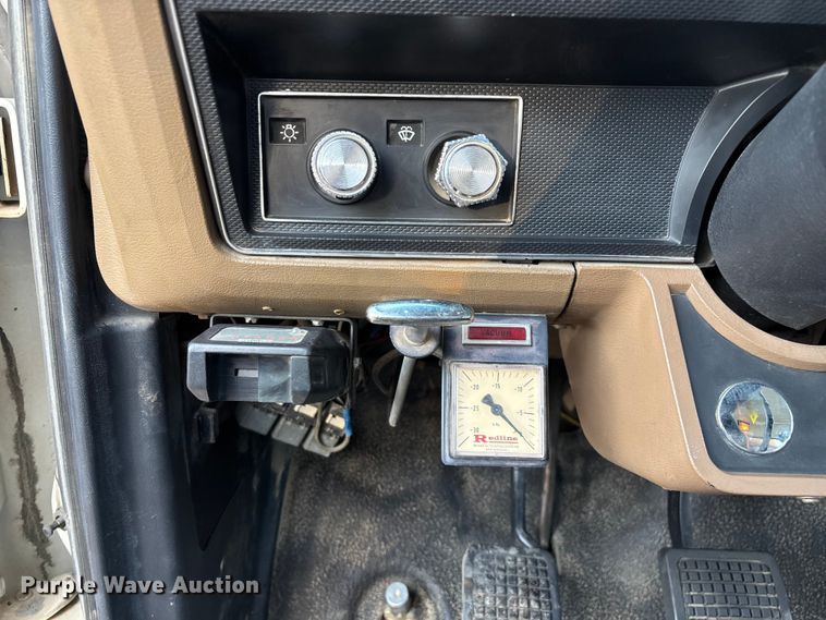 image for item ED2300 1992 Ford F700 pressure digger truck