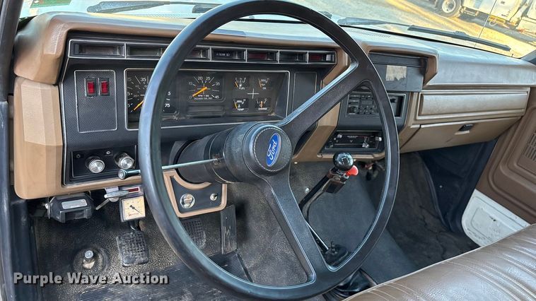 image for item ED2300 1992 Ford F700 pressure digger truck
