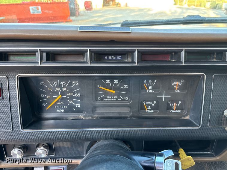 image for item ED2300 1992 Ford F700 pressure digger truck