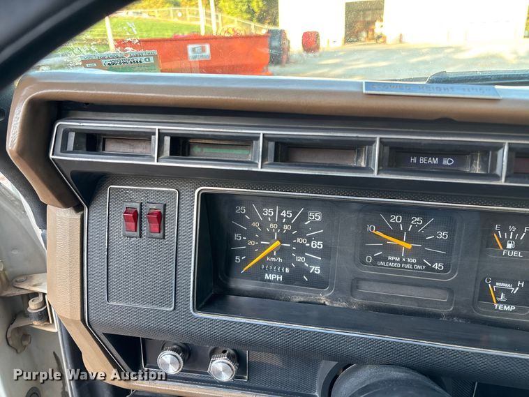 image for item ED2300 1992 Ford F700 pressure digger truck