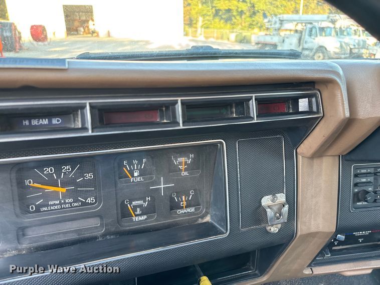 image for item ED2300 1992 Ford F700 pressure digger truck