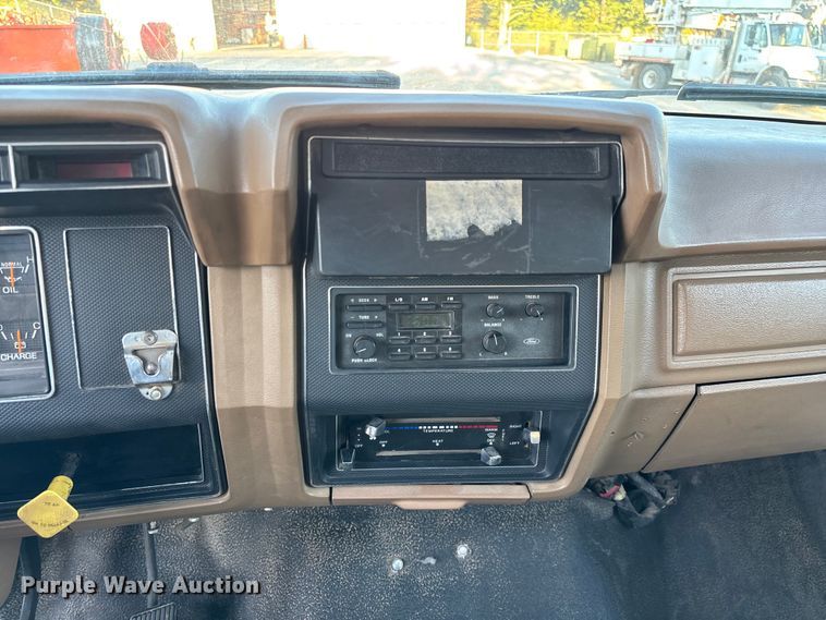 image for item ED2300 1992 Ford F700 pressure digger truck