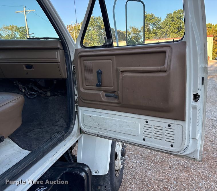 image for item ED2300 1992 Ford F700 pressure digger truck