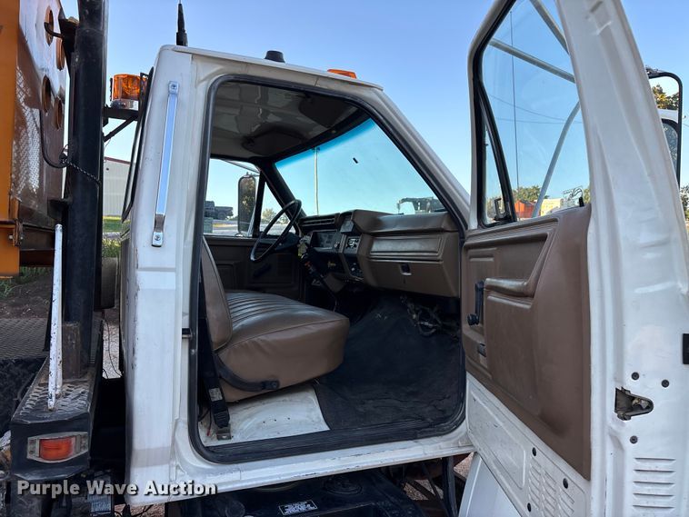 image for item ED2300 1992 Ford F700 pressure digger truck