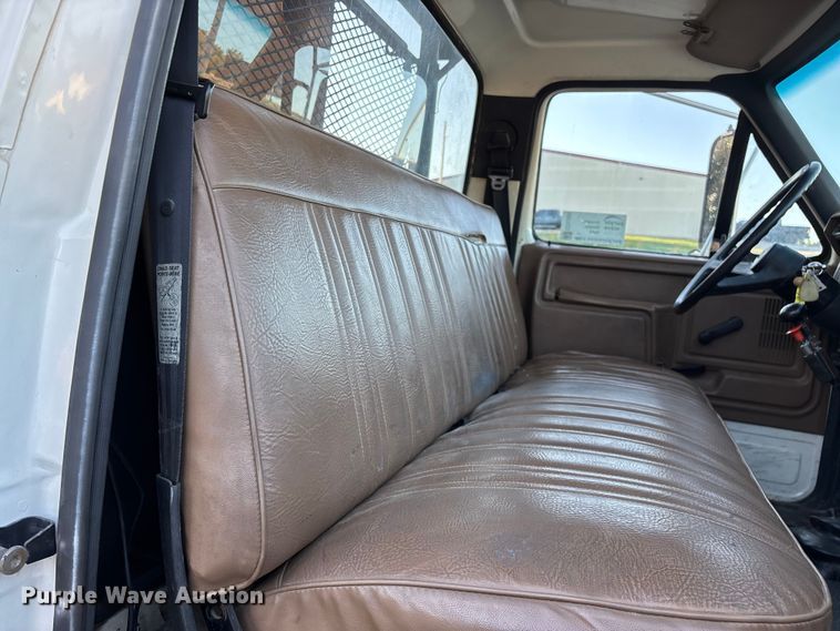 image for item ED2300 1992 Ford F700 pressure digger truck