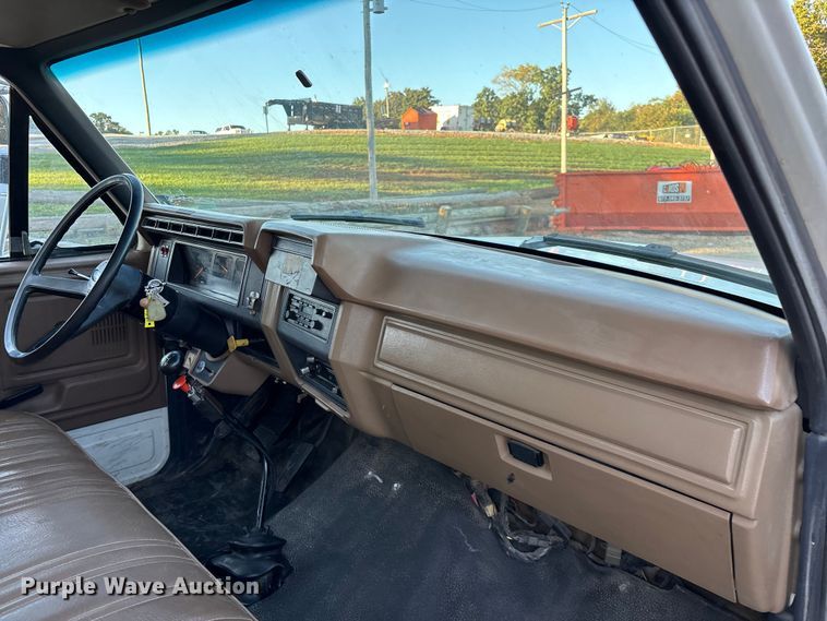 image for item ED2300 1992 Ford F700 pressure digger truck