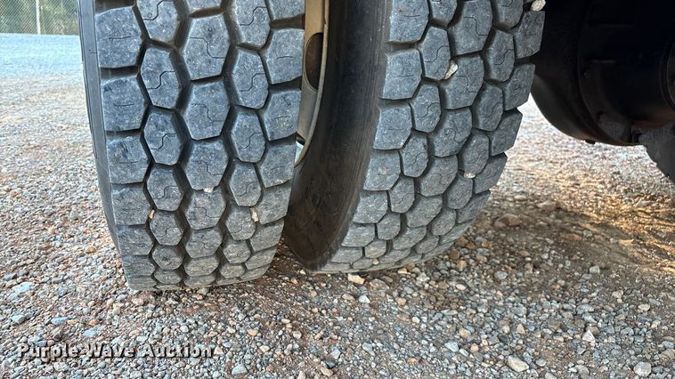 image for item ED2300 1992 Ford F700 pressure digger truck