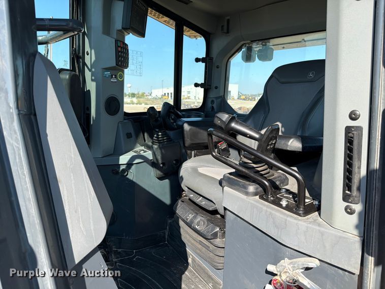 image for item ED5971 2022 John Deere 850L WLT dozer