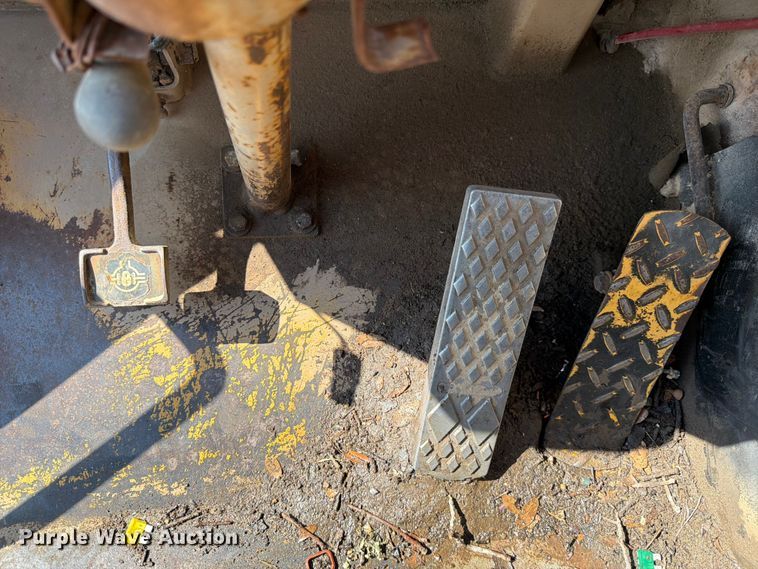 image for item ED5983 1995 John Deere 762B elevating scraper