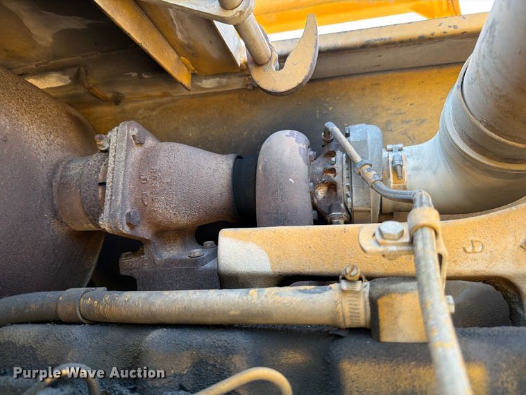 image for item ED5983 1995 John Deere 762B elevating scraper