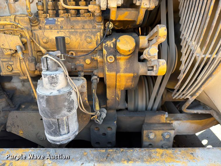 image for item ED5983 1995 John Deere 762B elevating scraper