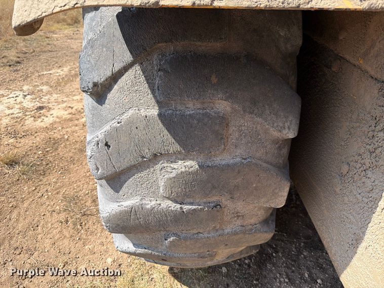 image for item ED5983 1995 John Deere 762B elevating scraper