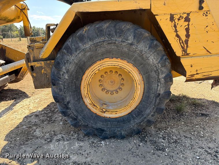 image for item ED5983 1995 John Deere 762B elevating scraper