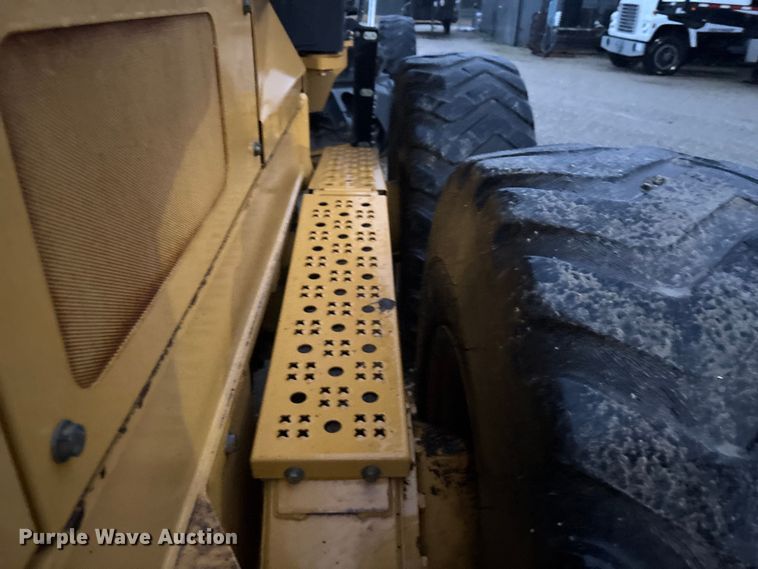 image for item EE4020 2010 John Deere 772G motor grader