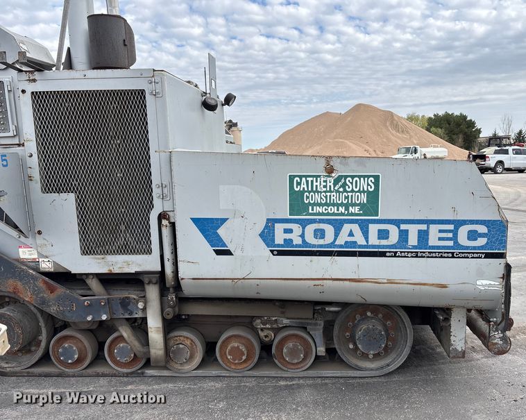 image for item EE4107 2009 RoadTec RP-175 paver